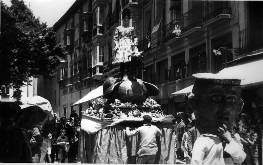 Los trajes de la Tarasca año a año desde 1936