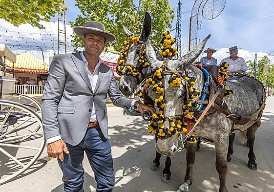 Jesús González con sus impecables mulas, llegadas desde Pinos Puente.