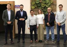 Latorre, Serrano, Reyes, Cobo, Fernández y Cózar, en el comité provincial socialista.