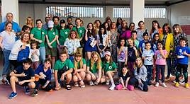 Alumnos con los visitantes polacos en una de las actividades programadas.