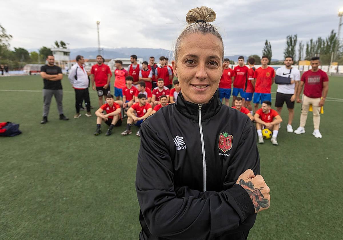 La entrenadora Alejandra Jiménez, en el estadio del Cúllar Vega.