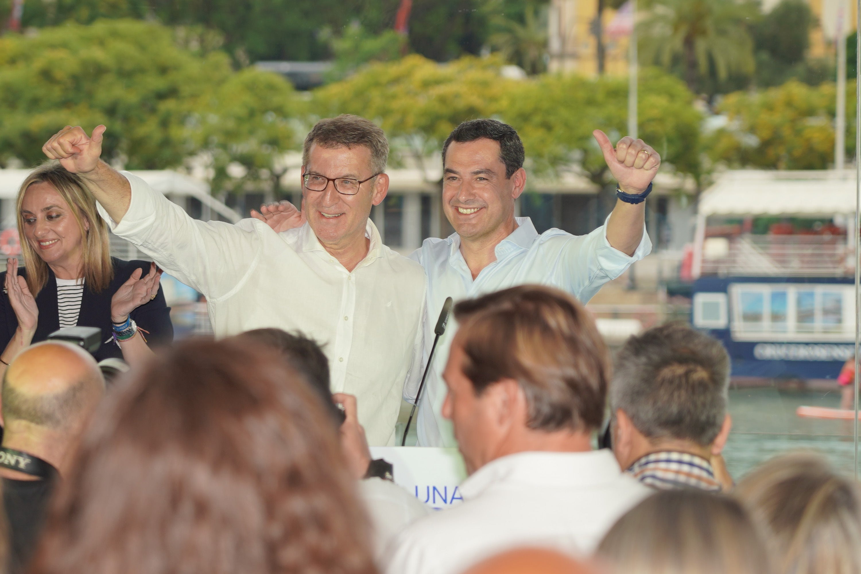 Núñez Feijóo y Juanma Moreno saludan a los asistentes a un acto del PP.