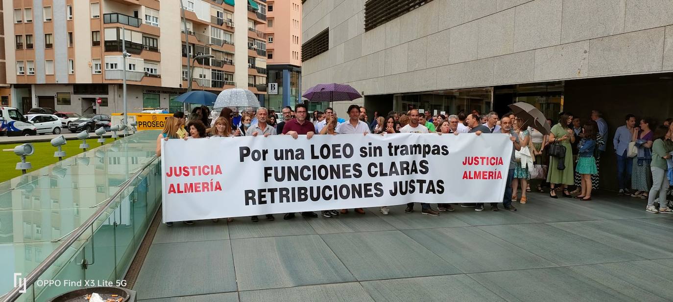 Concentración de funcionarios en la Ciudad de la Justicia de Almería.