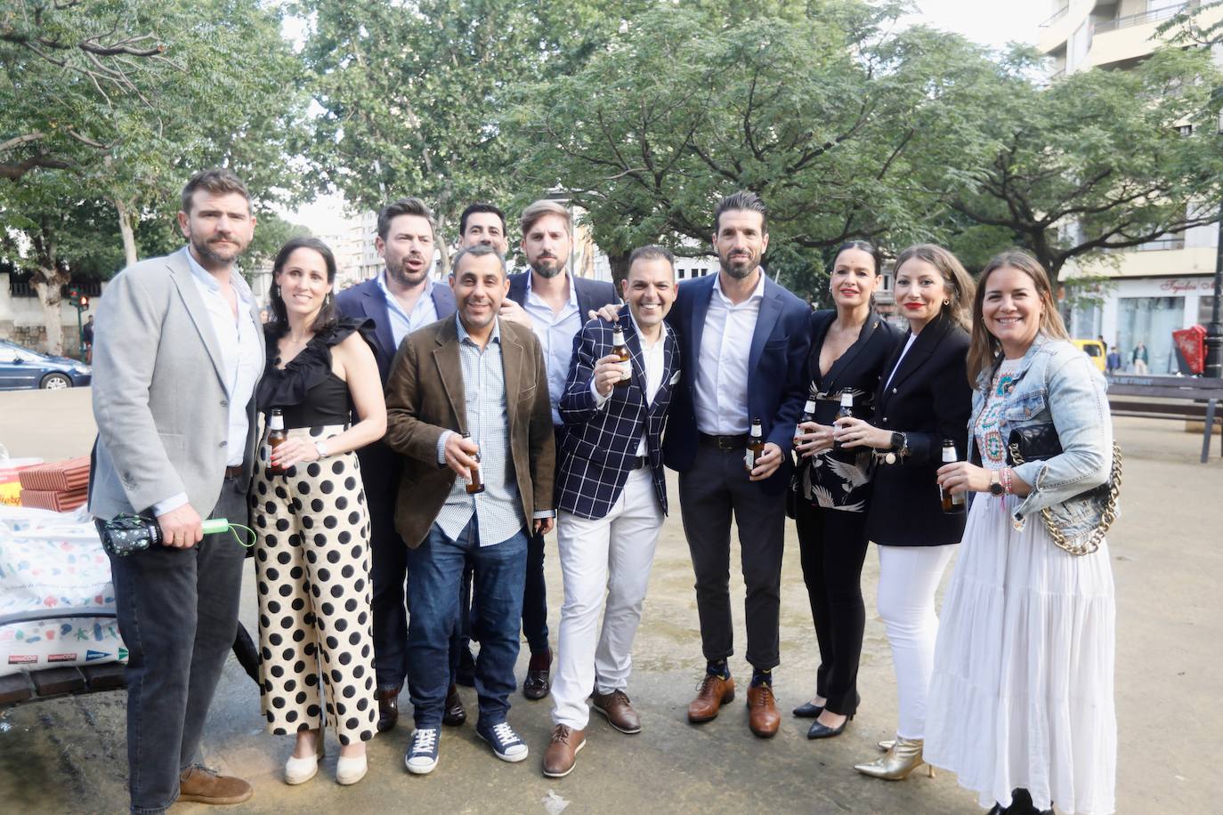 Manuel Lucena (centro) con amigos antes de los toros.