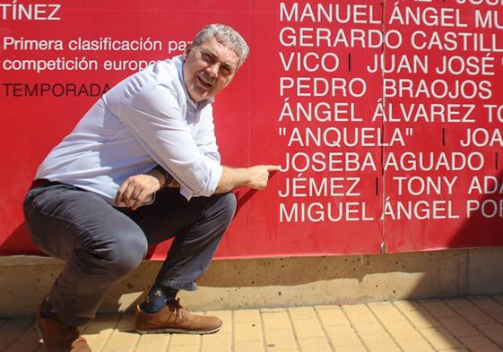 Joseba Aguado, junto a la puerta de los entrenadores de Los Cármenes, en la que aparece su nombre.