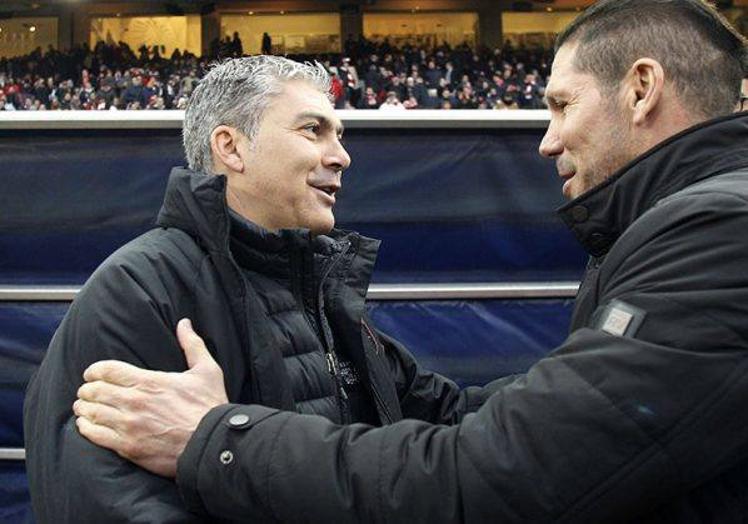 El técnico saluda a Simeone en aquel partido disputado en 2015.