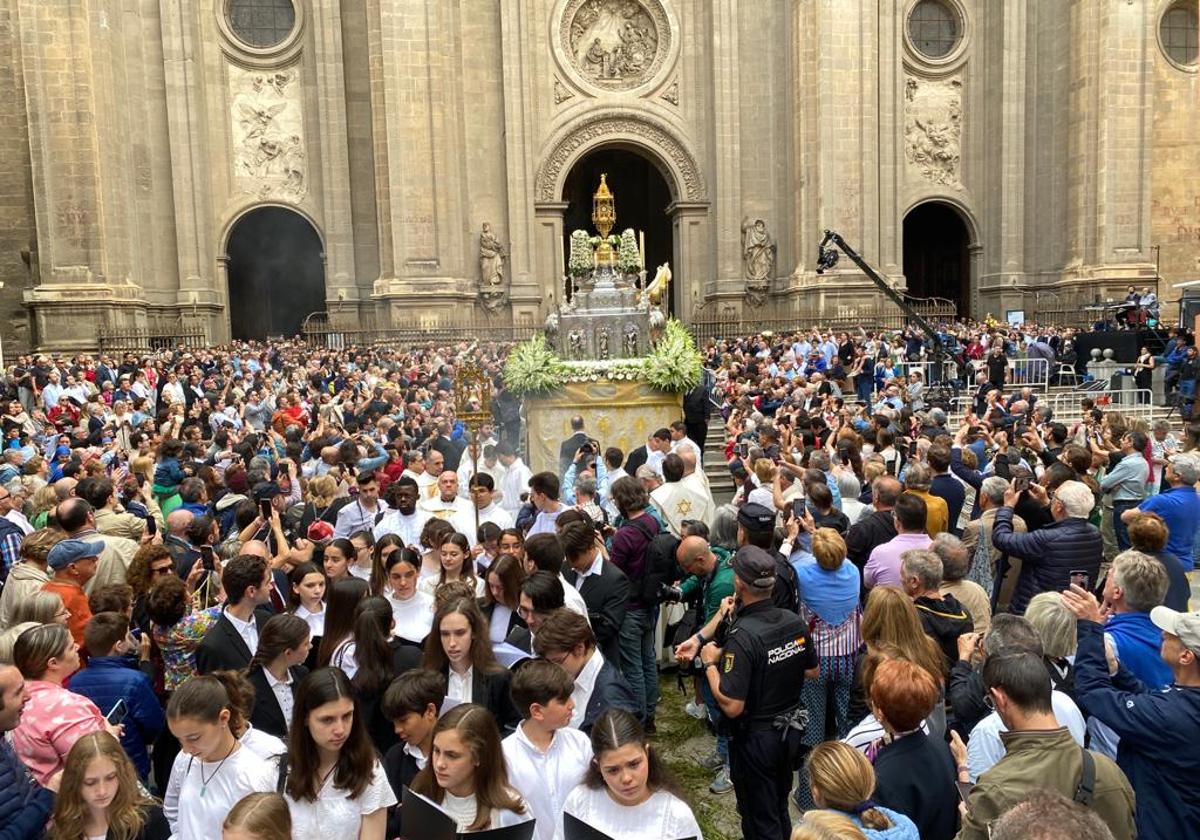 Las imágenes de la procesión del Corpus y la Tarasca por las calles de Granada