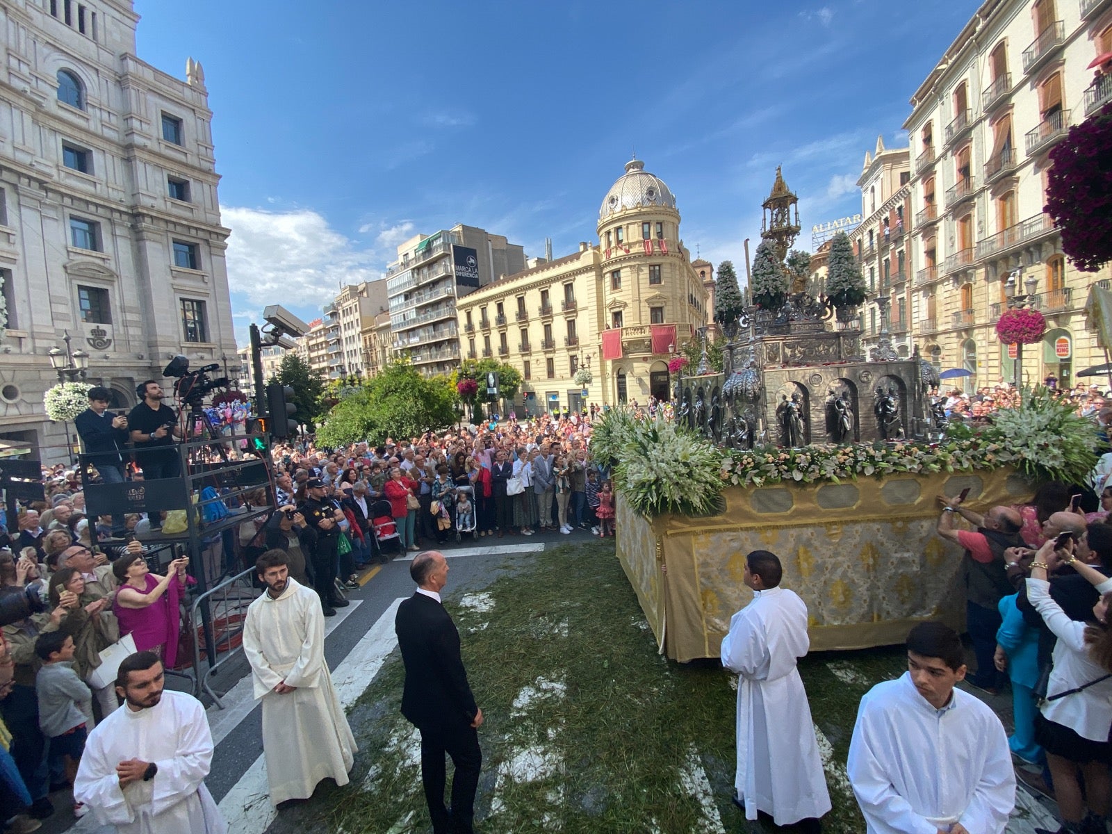 Las imágenes de la procesión del Corpus y la Tarasca por las calles de Granada