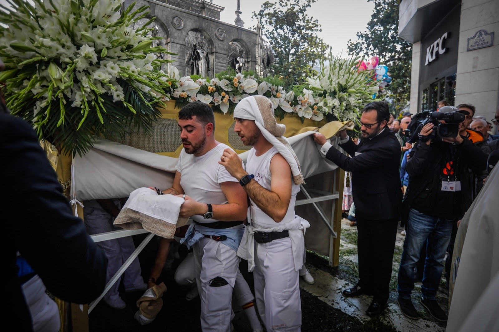 Las imágenes de la procesión del Corpus y la Tarasca por las calles de Granada