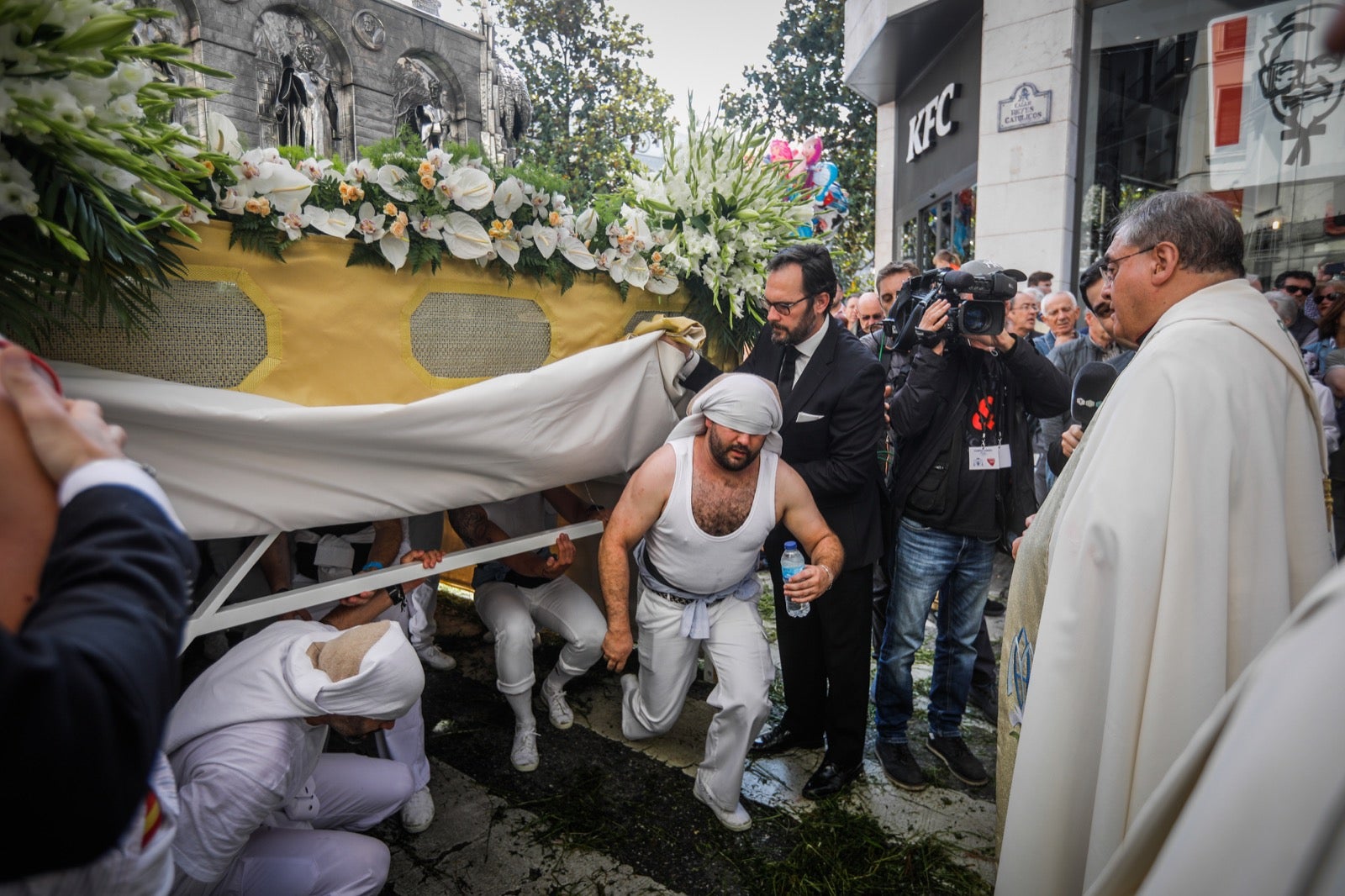 Las imágenes de la procesión del Corpus y la Tarasca por las calles de Granada