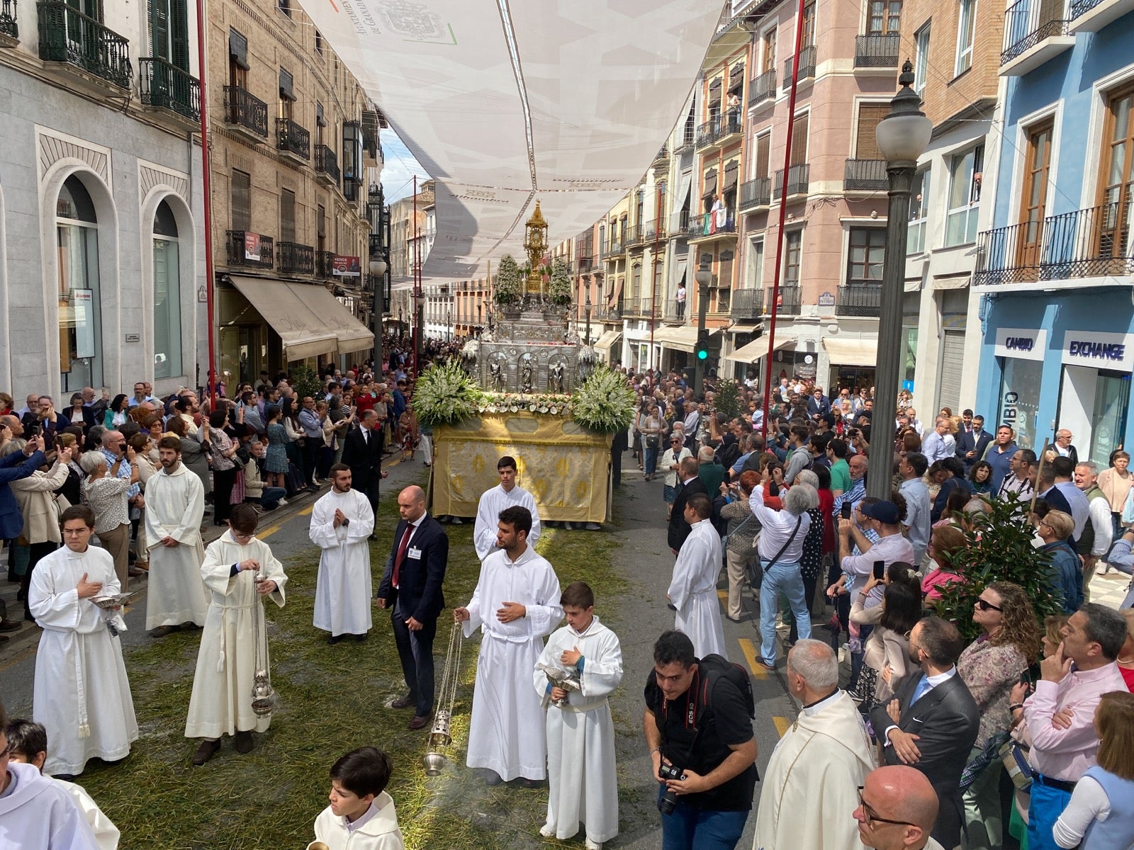 Las imágenes de la procesión del Corpus y la Tarasca por las calles de Granada