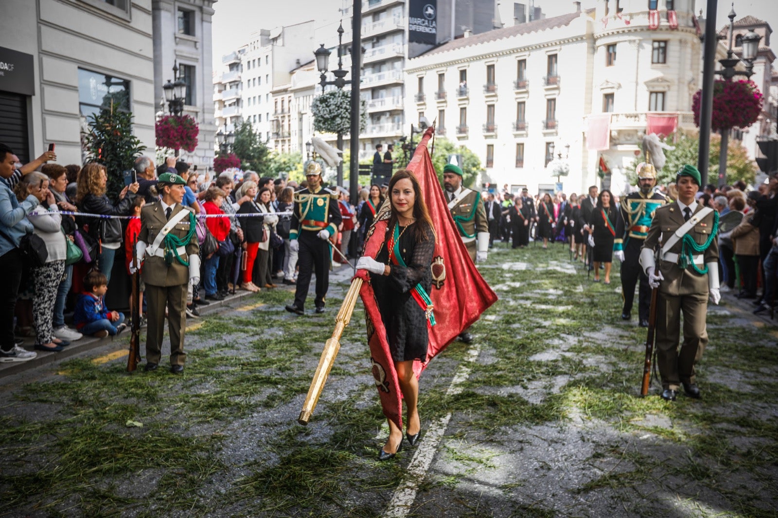 Las imágenes de la procesión del Corpus y la Tarasca por las calles de Granada