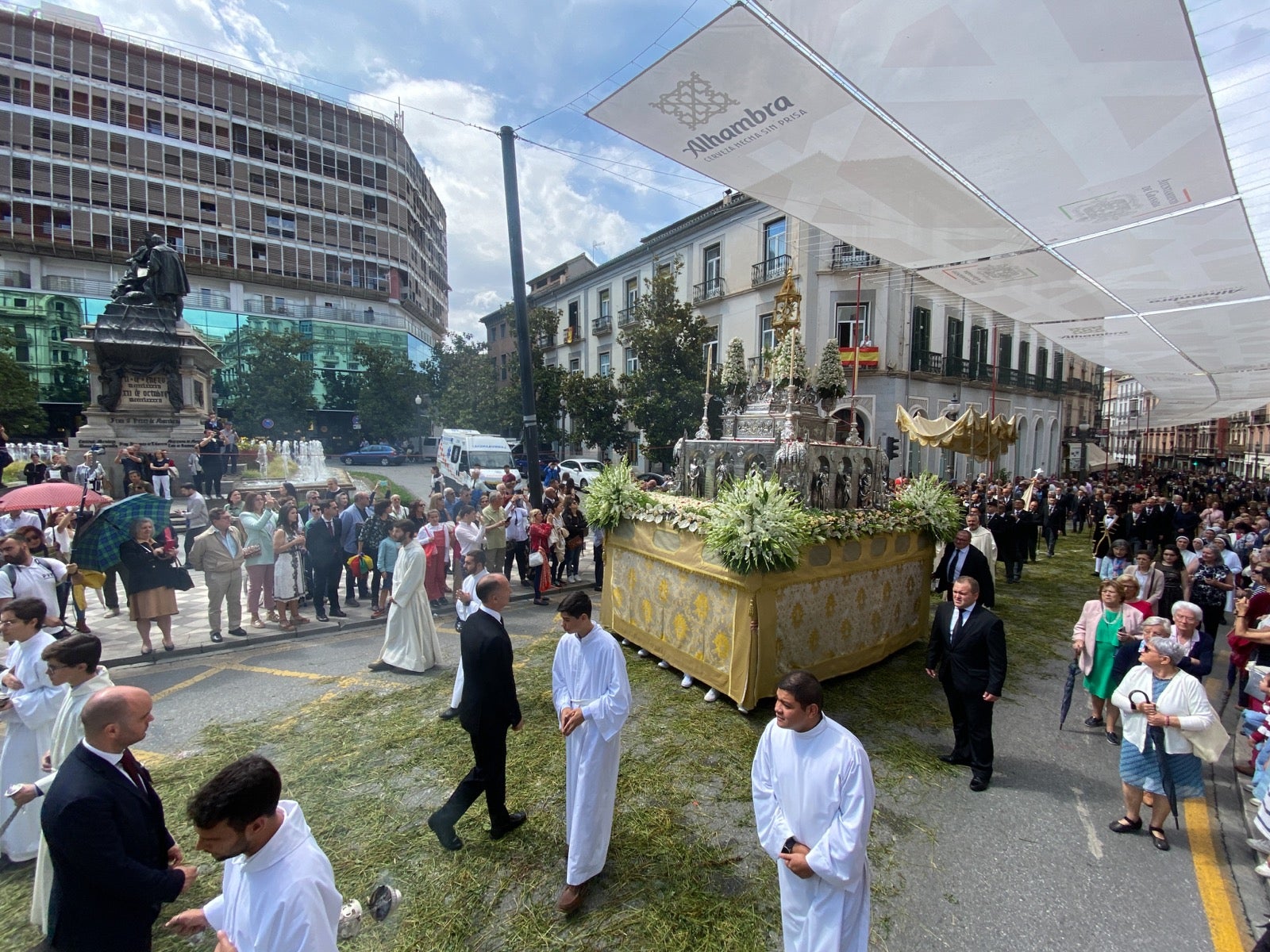 Las imágenes de la procesión del Corpus y la Tarasca por las calles de Granada