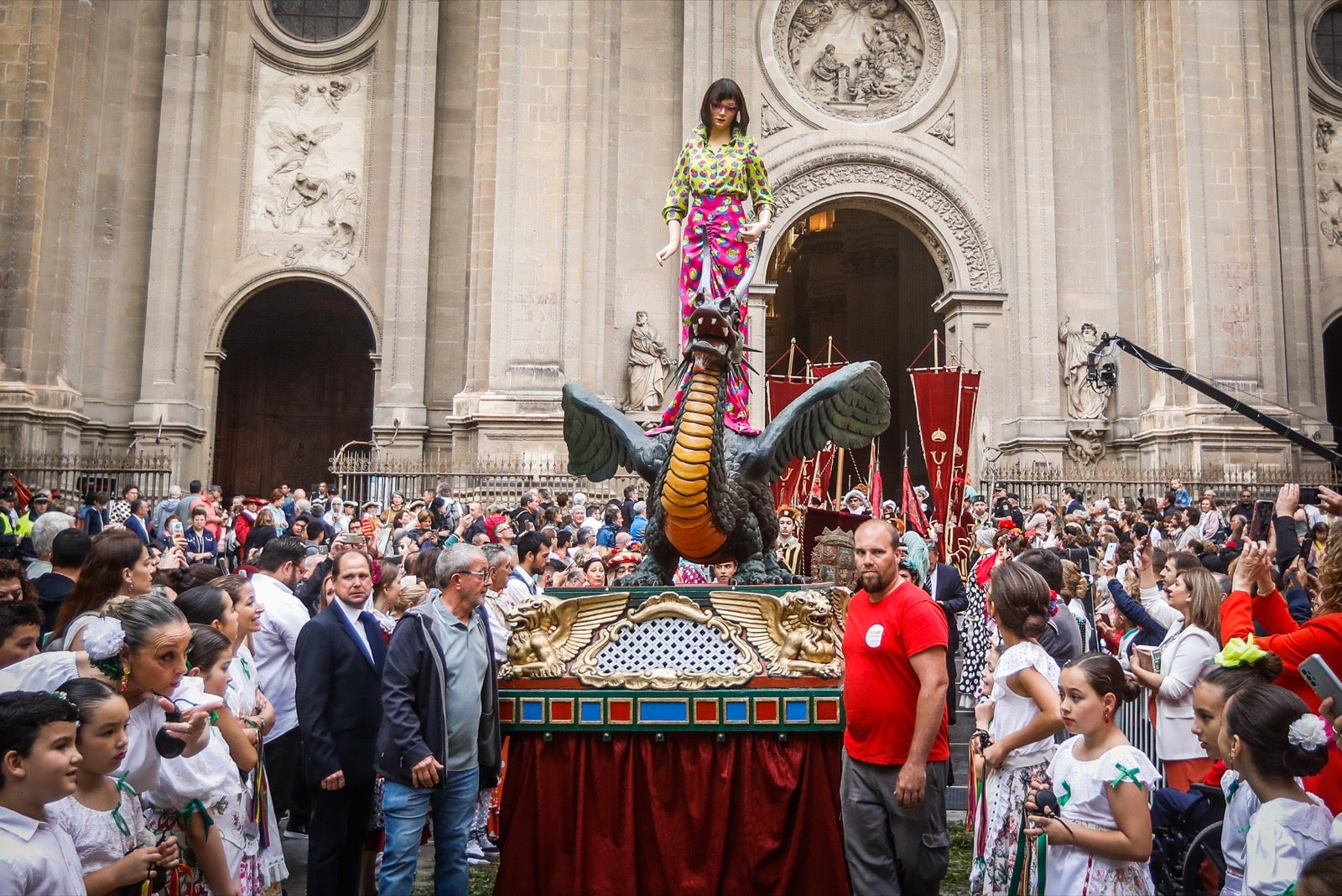 Las imágenes de la procesión del Corpus y la Tarasca por las calles de Granada