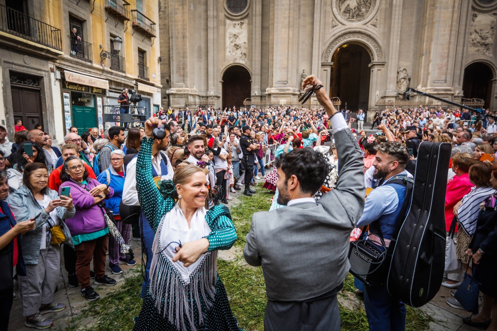 Las imágenes de la procesión del Corpus y la Tarasca por las calles de Granada