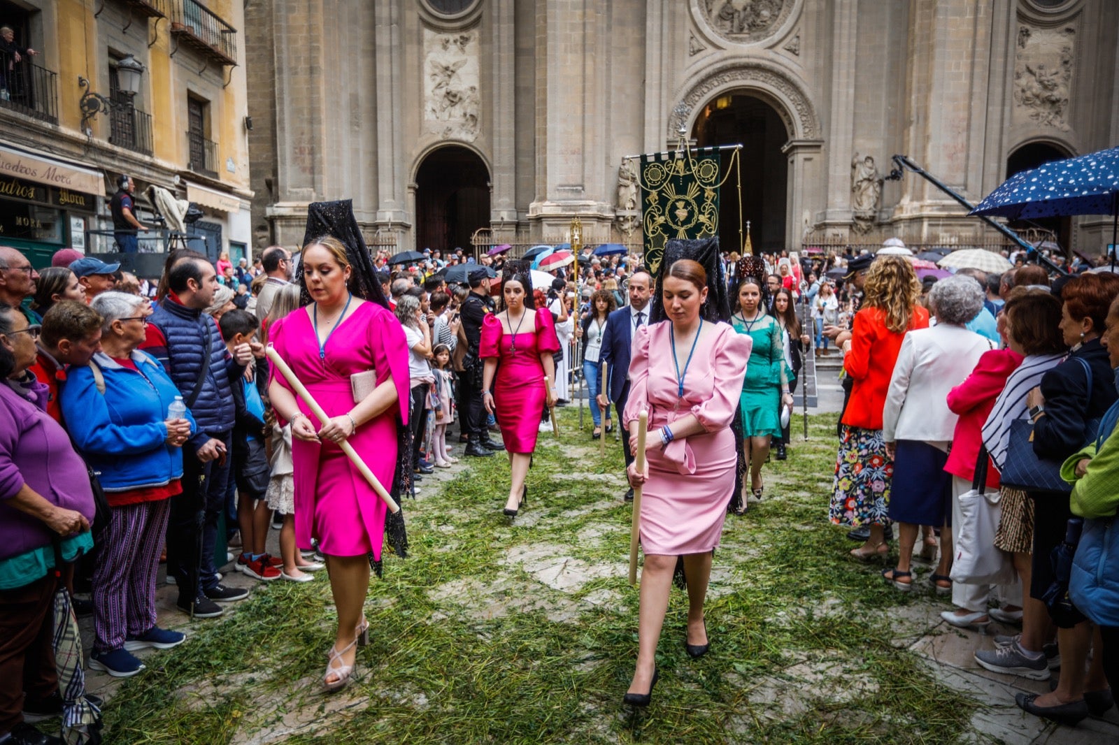 Las imágenes de la procesión del Corpus y la Tarasca por las calles de Granada