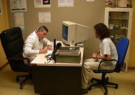 Imagen de archivo de un médico pasando consulta.