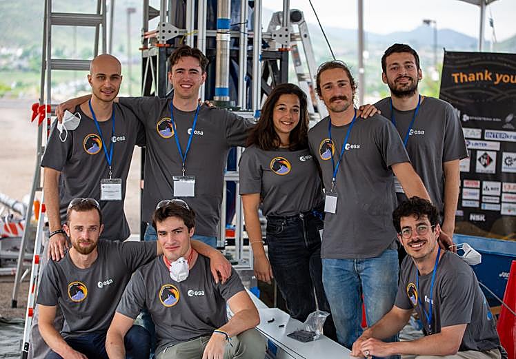 El físico granadino (abajo a la derecha), con su equipo de trabajo