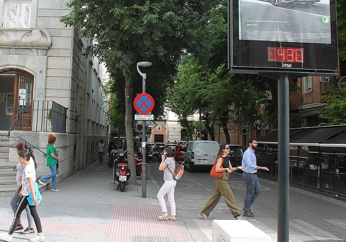 Termómetro de la calle Arquitecto Berges de la capital, frente a la comisaría, marcando 43 grados al sol en abril.