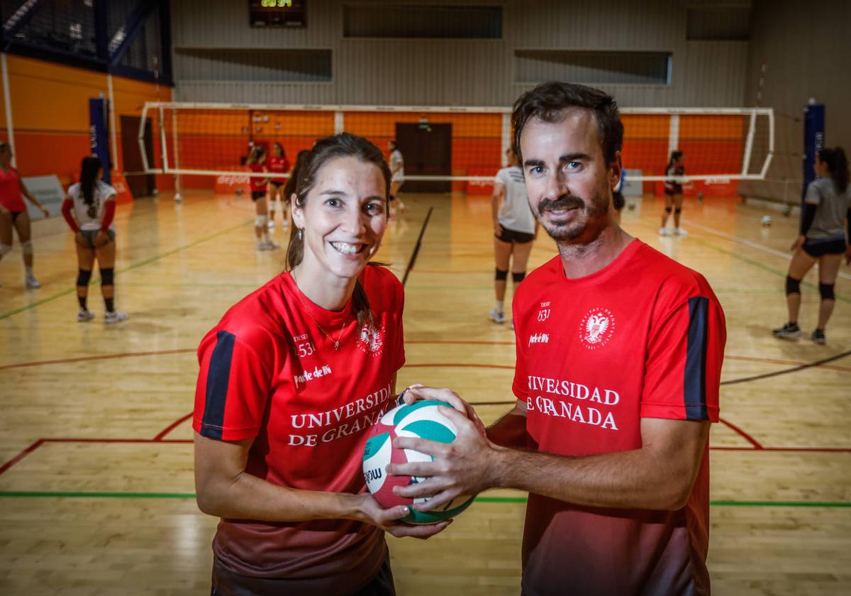 Majo Corral y Guille Hernán sostienen con fuerza un balón de voleibol.