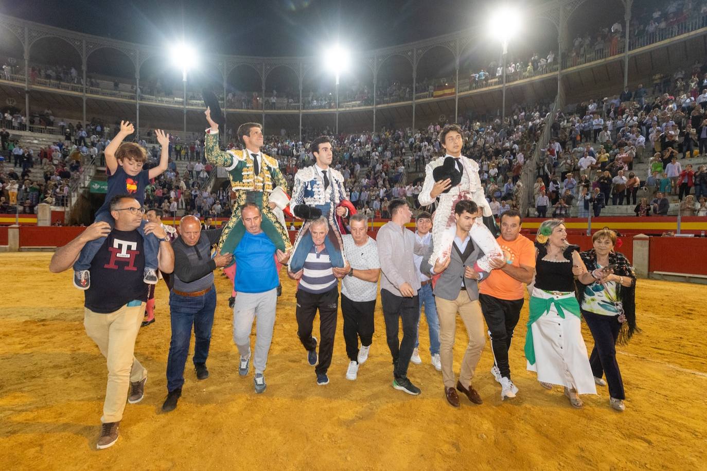 Las imágenes de la tarde triunfal de El Juli, Roca Rey y Tomás Rufo