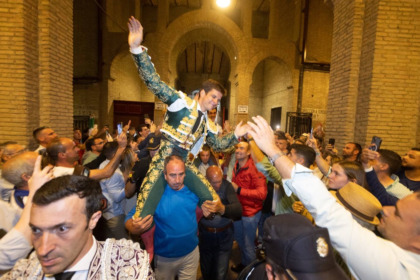 Las imágenes de la tarde triunfal de El Juli, Roca Rey y Tomás Rufo