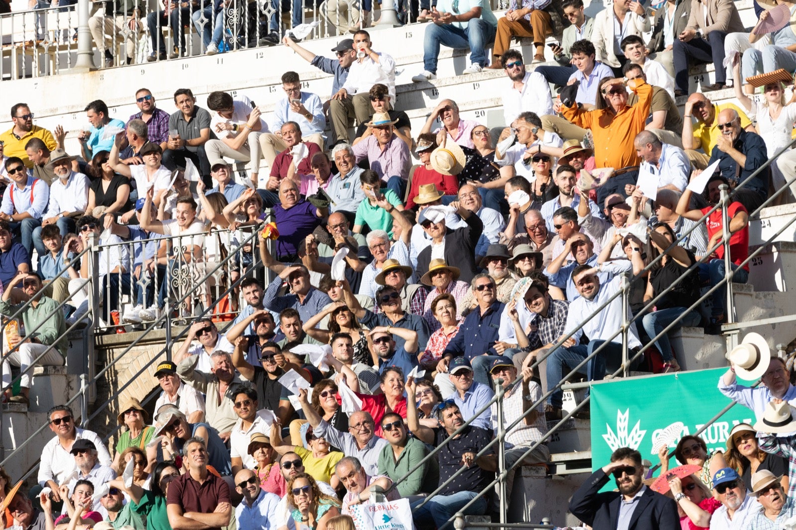 Encuéntrate en la plaza de toros de Granada en la tarde del viernes