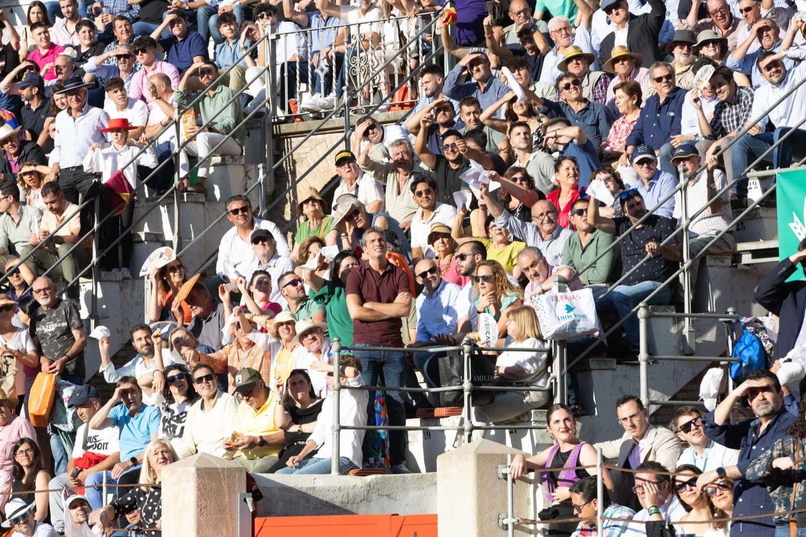 Encuéntrate en la plaza de toros de Granada en la tarde del viernes