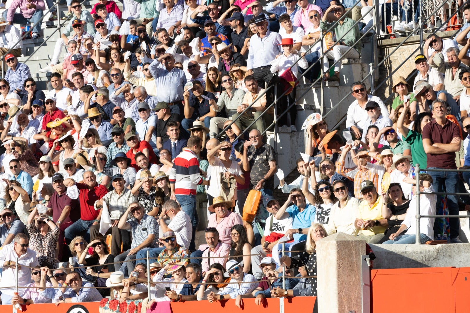 Encuéntrate en la plaza de toros de Granada en la tarde del viernes