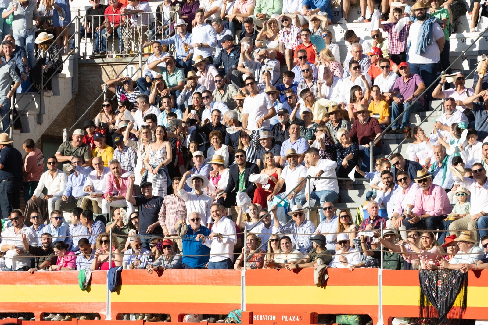 Encuéntrate en la plaza de toros de Granada en la tarde del viernes