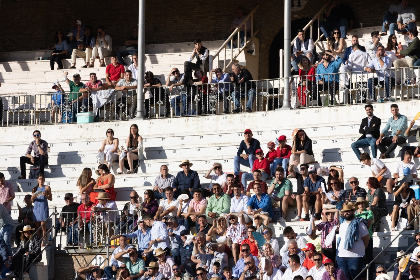Encuéntrate en la plaza de toros de Granada en la tarde del viernes