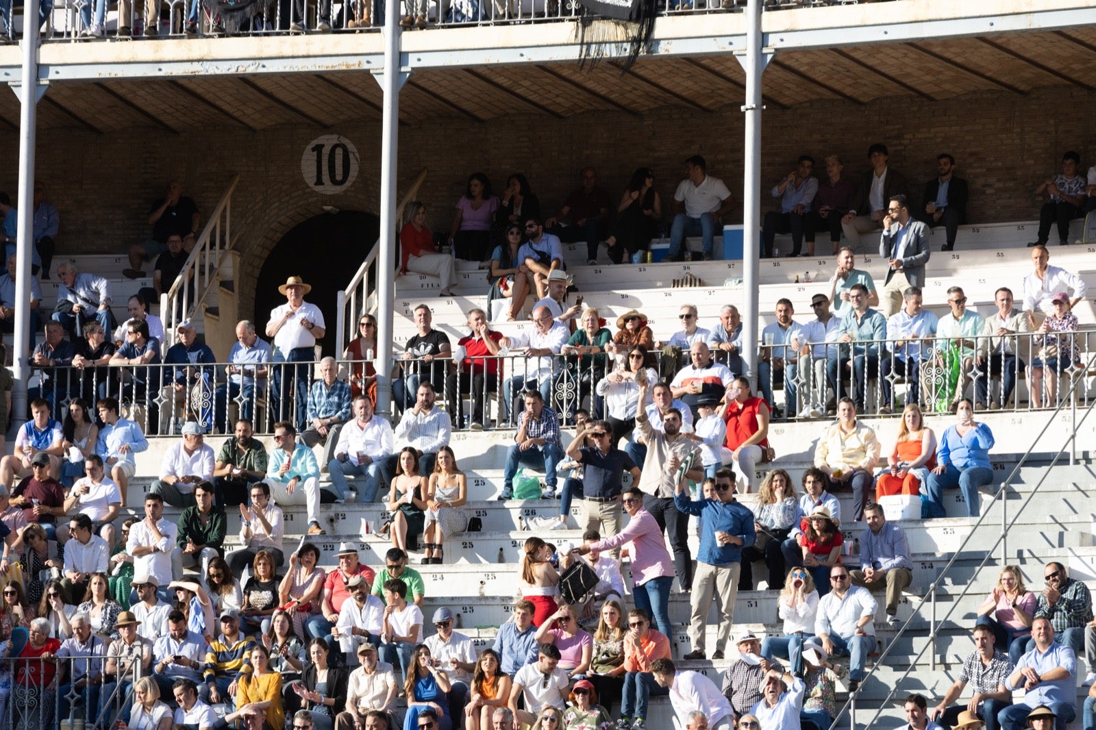 Encuéntrate en la plaza de toros de Granada en la tarde del viernes