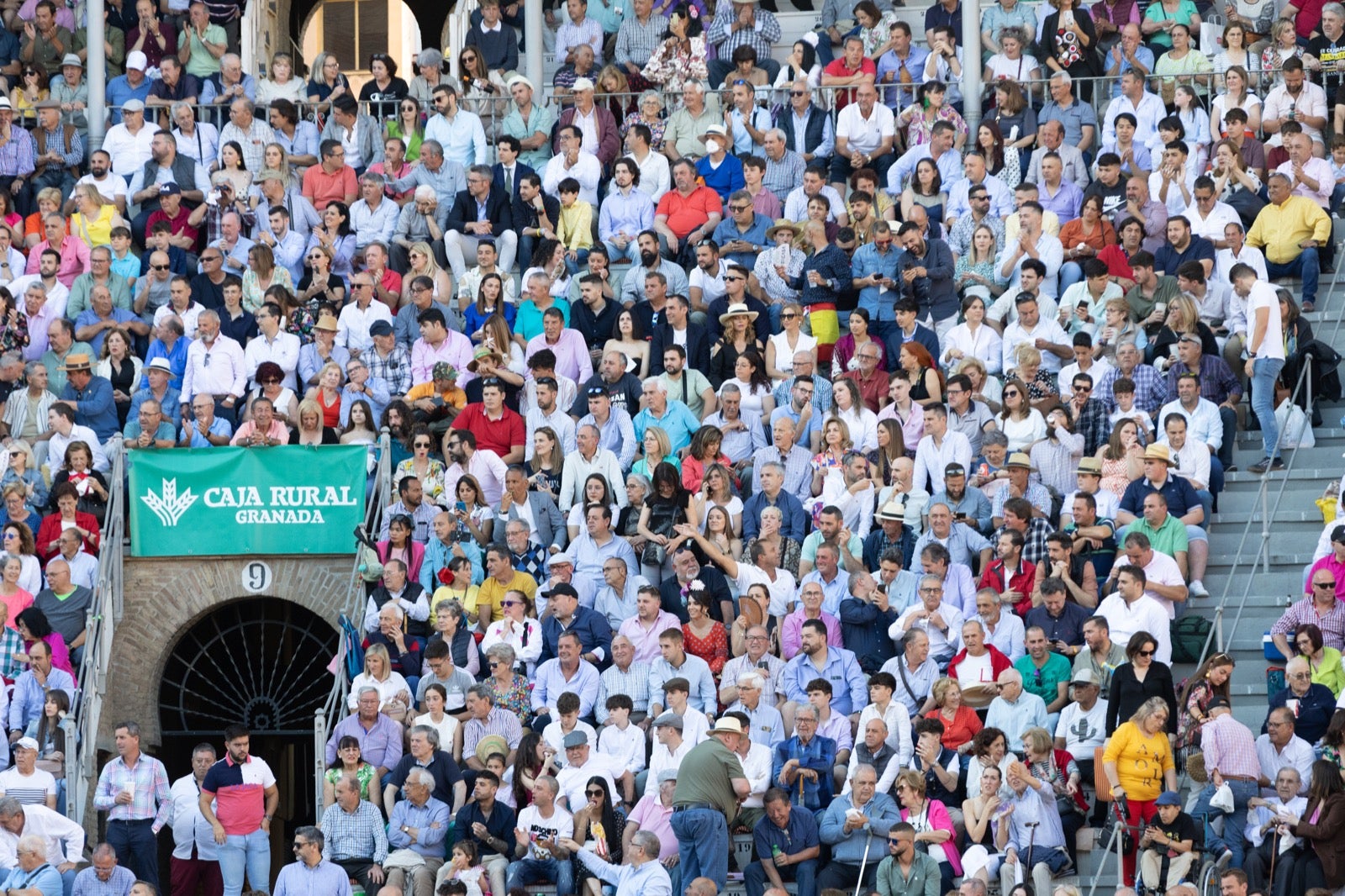 Encuéntrate en la plaza de toros de Granada en la tarde del viernes