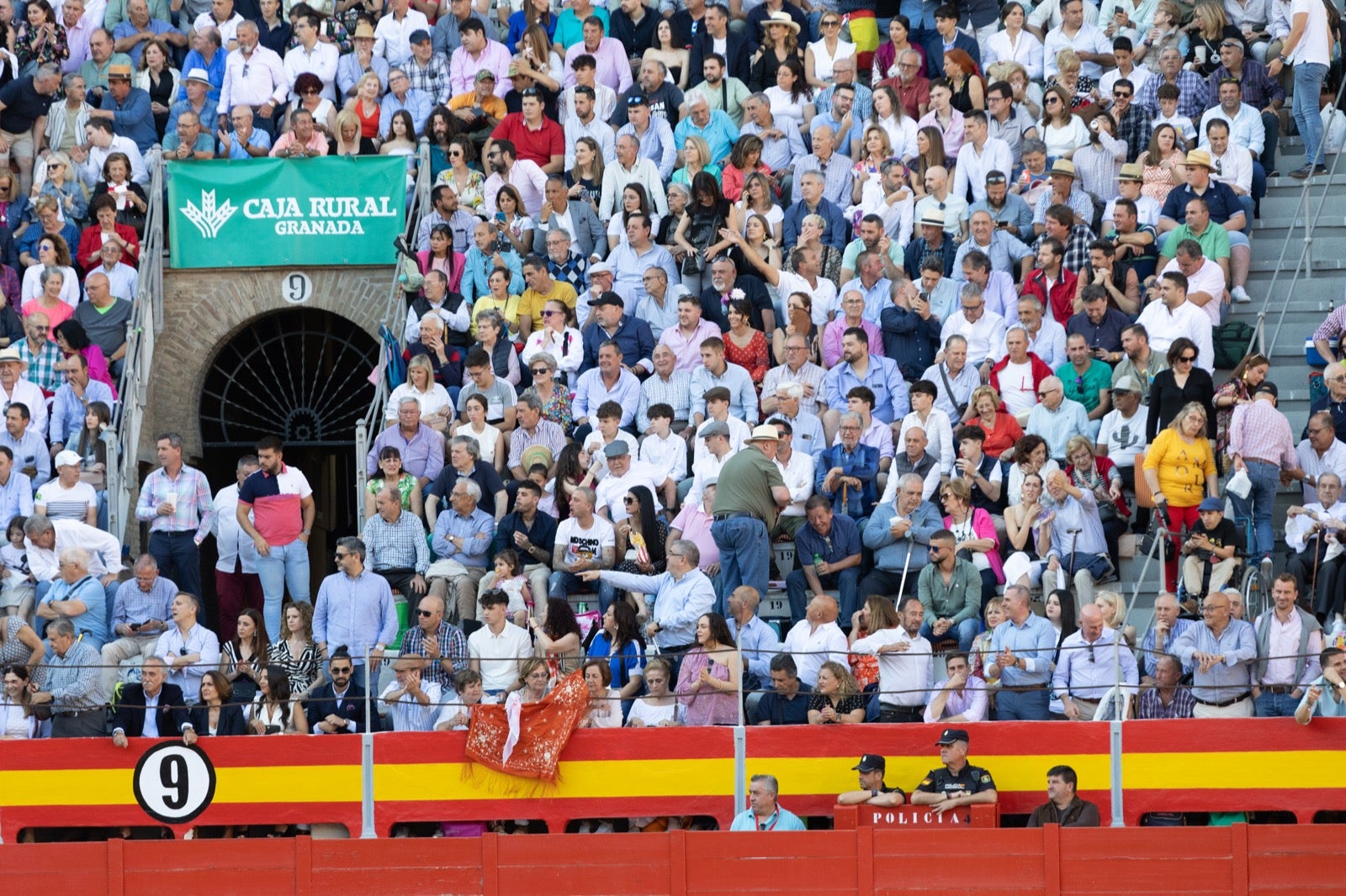 Encuéntrate en la plaza de toros de Granada en la tarde del viernes