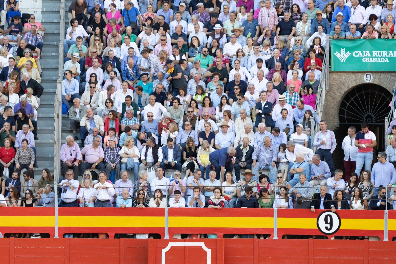 Encuéntrate en la plaza de toros de Granada en la tarde del viernes