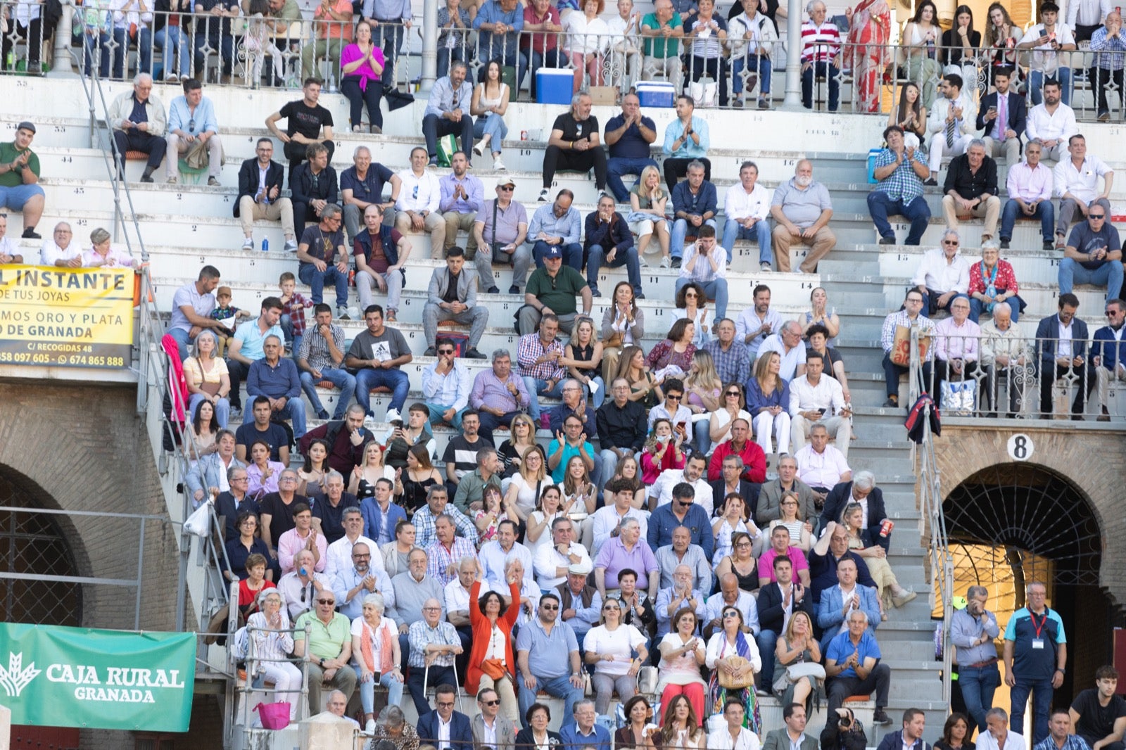 Encuéntrate en la plaza de toros de Granada en la tarde del viernes