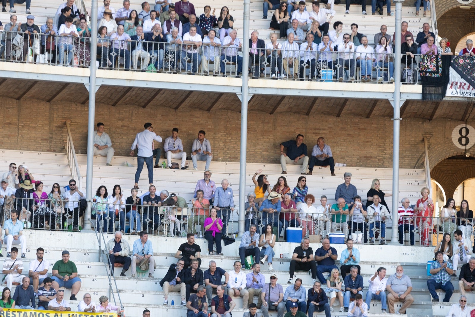 Encuéntrate en la plaza de toros de Granada en la tarde del viernes