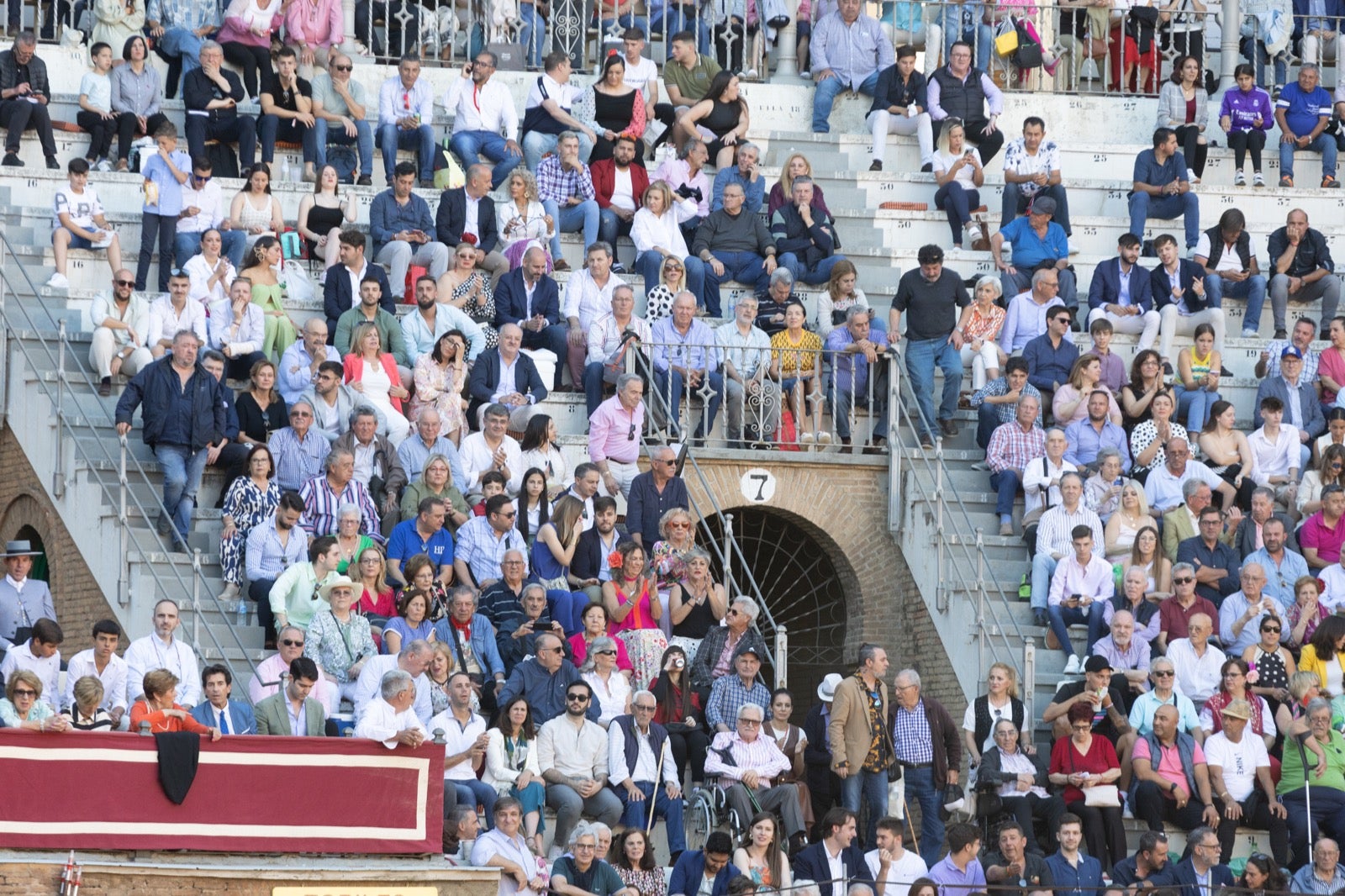 Encuéntrate en la plaza de toros de Granada en la tarde del viernes