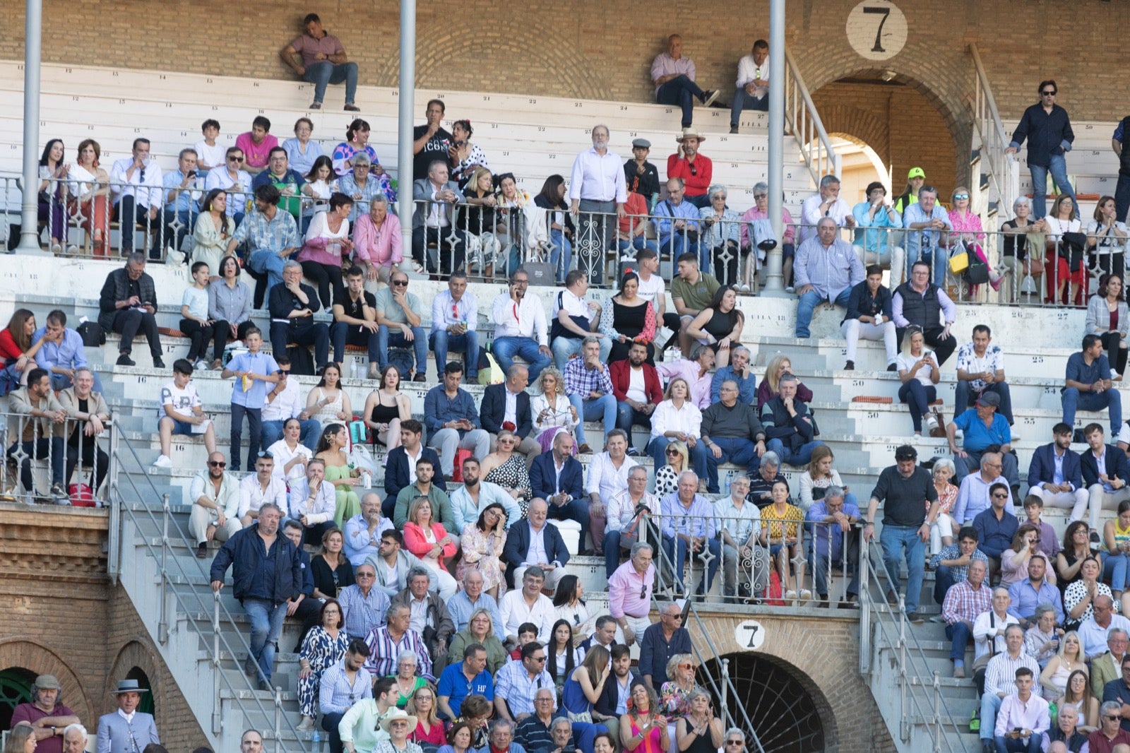 Encuéntrate en la plaza de toros de Granada en la tarde del viernes