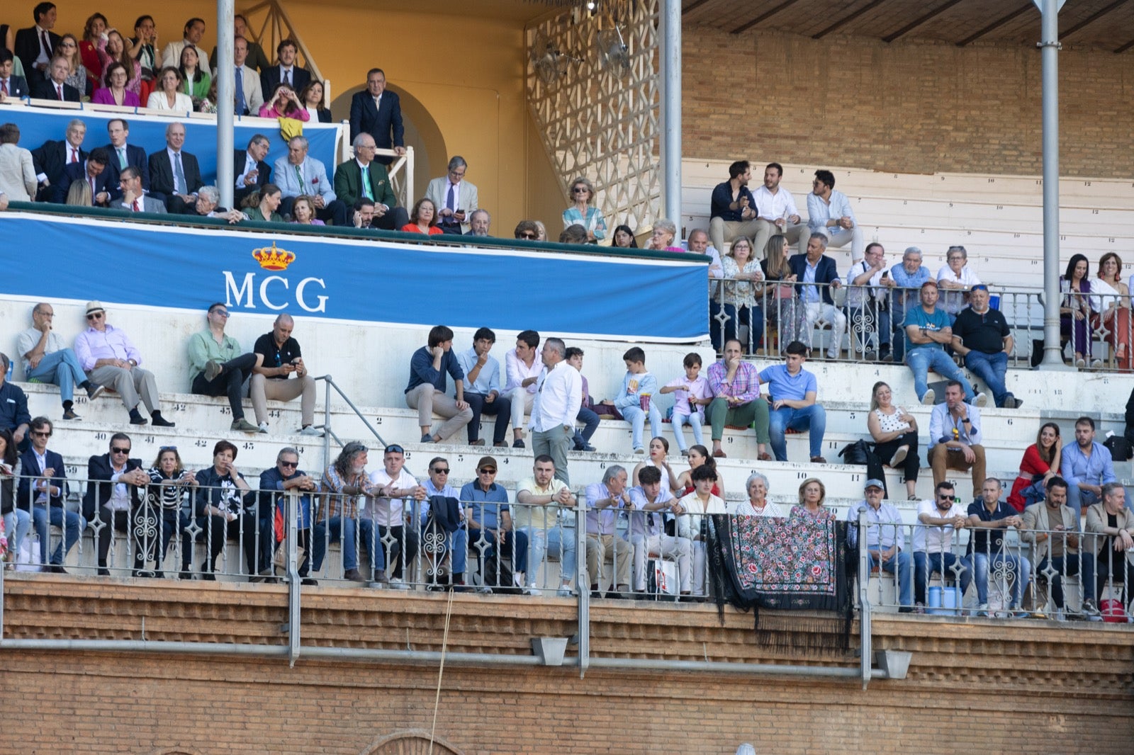 Encuéntrate en la plaza de toros de Granada en la tarde del viernes