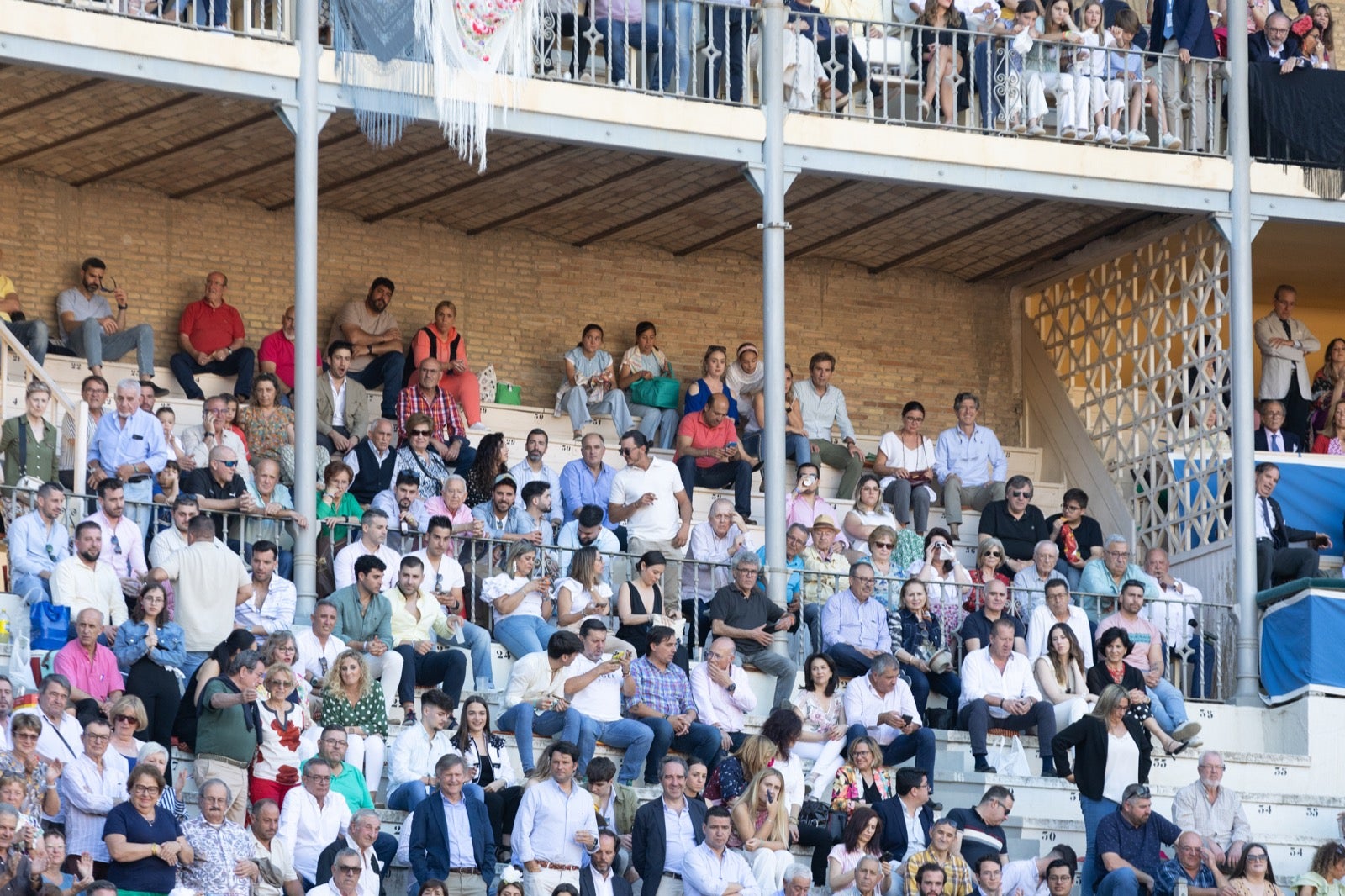 Encuéntrate en la plaza de toros de Granada en la tarde del viernes