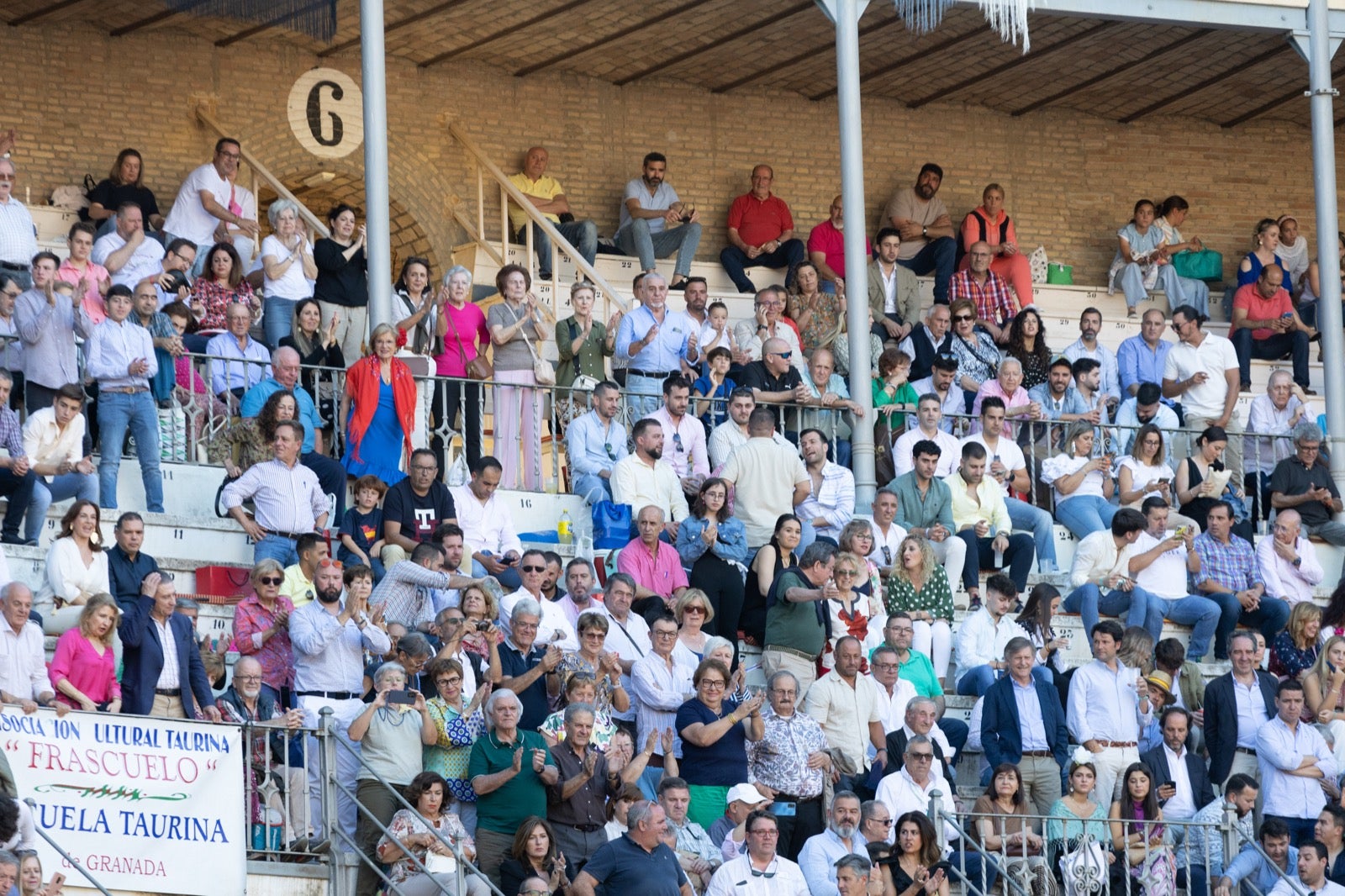 Encuéntrate en la plaza de toros de Granada en la tarde del viernes