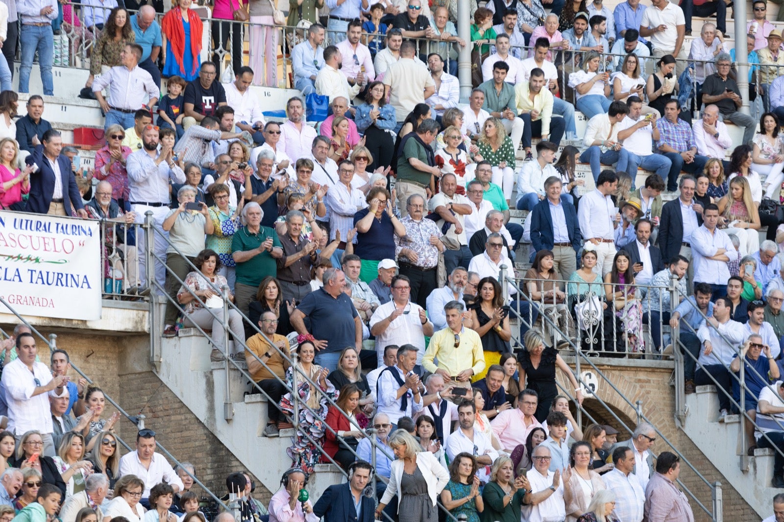 Encuéntrate en la plaza de toros de Granada en la tarde del viernes