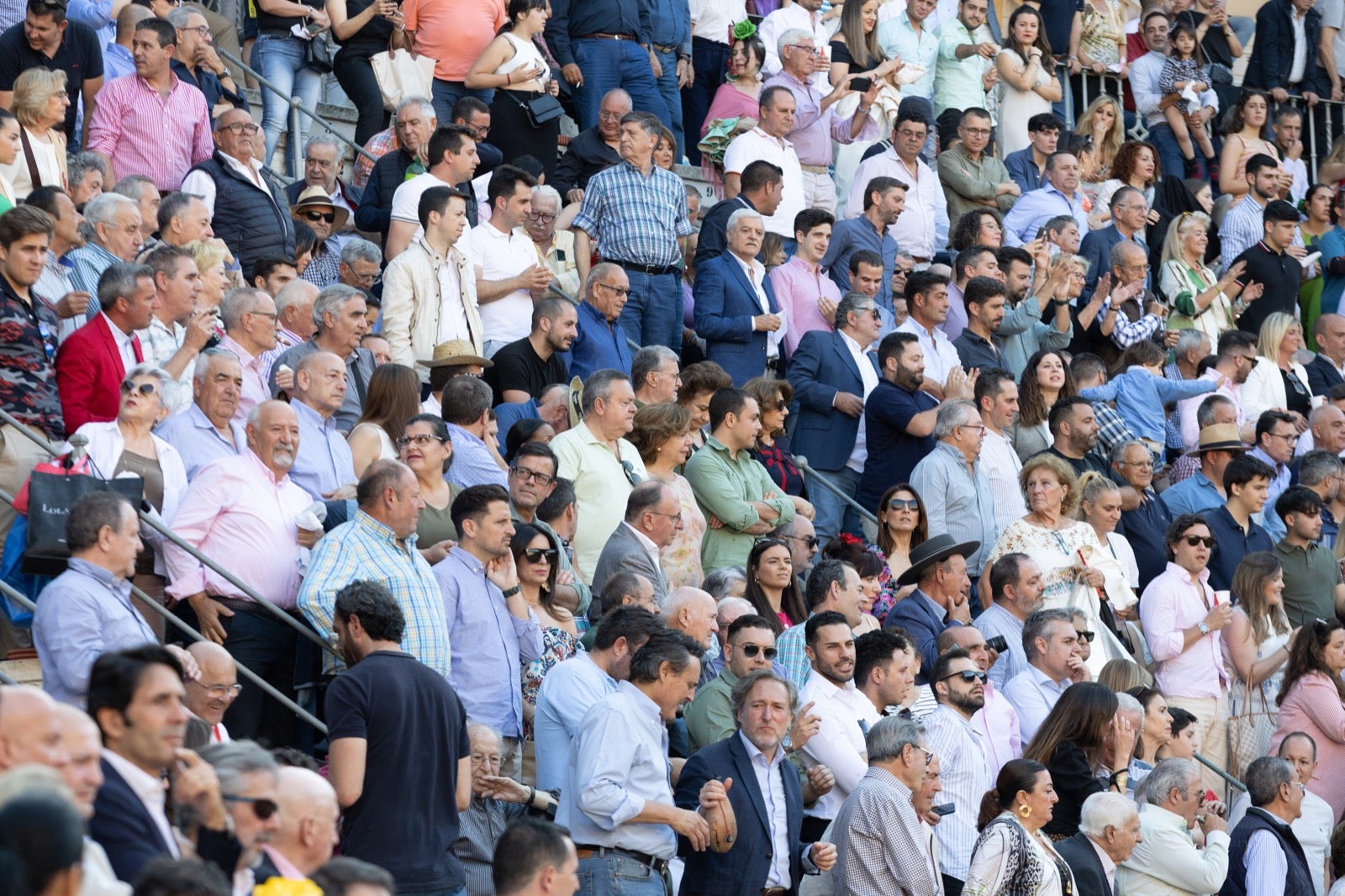 Encuéntrate en la plaza de toros de Granada en la tarde del viernes