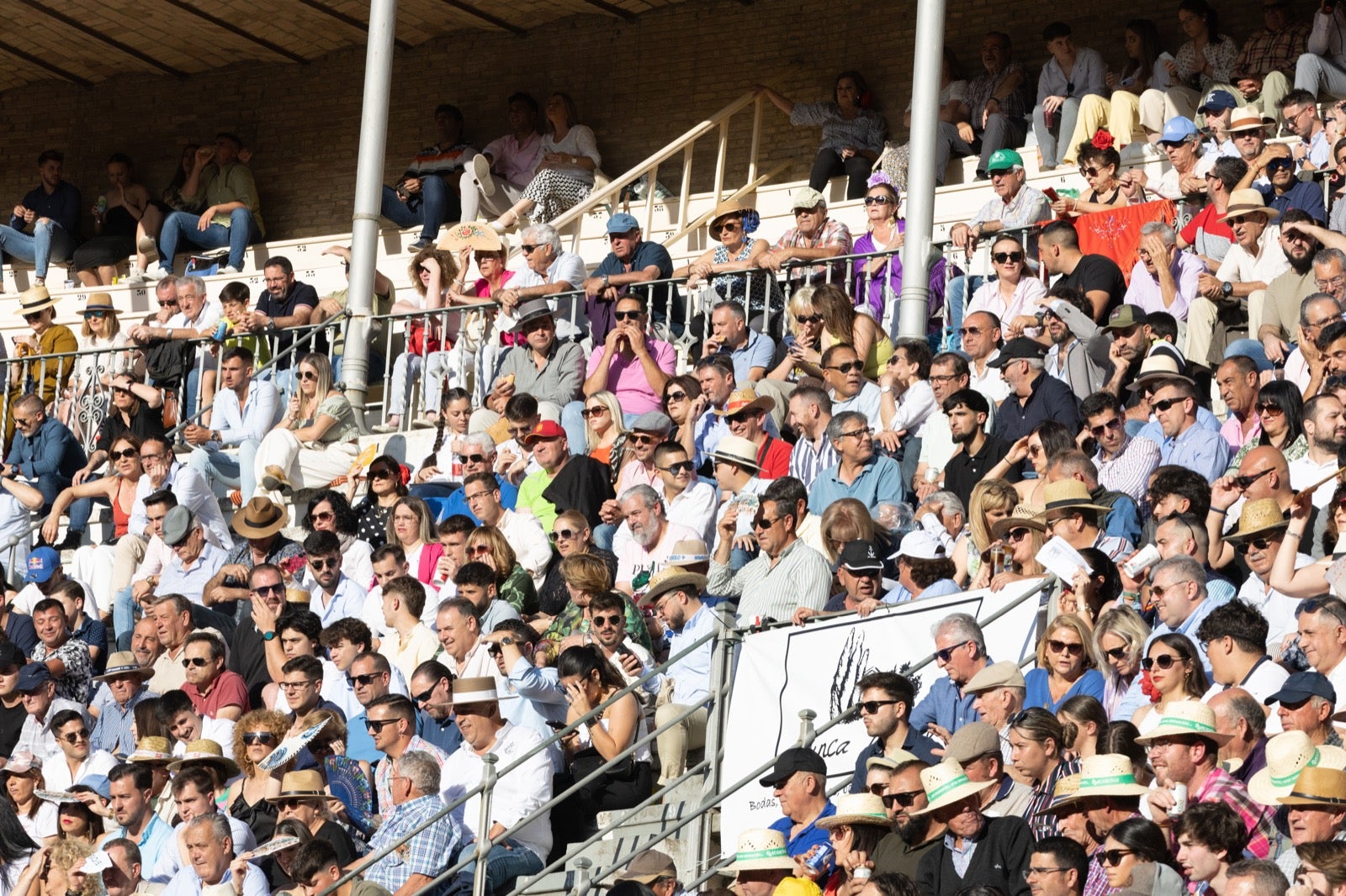 Encuéntrate en la plaza de toros de Granada en la tarde del viernes