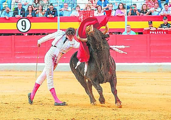 Roca Rey, en un poderoso pase de pecho al segundo de la tarde.