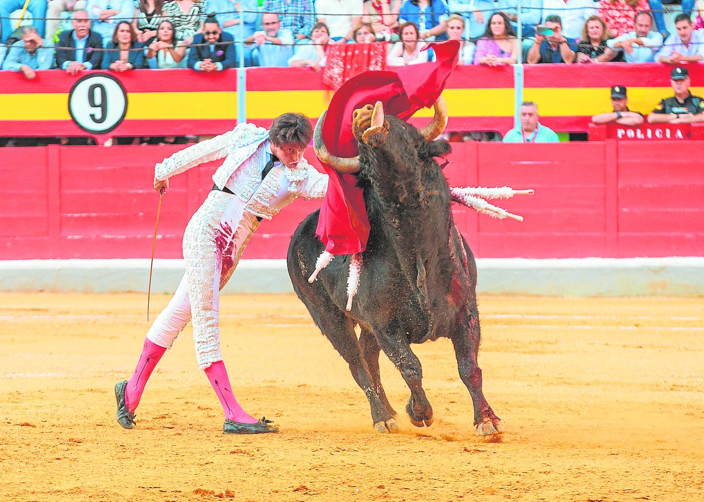 Roca Rey, en un poderoso pase de pecho al segundo de la tarde.