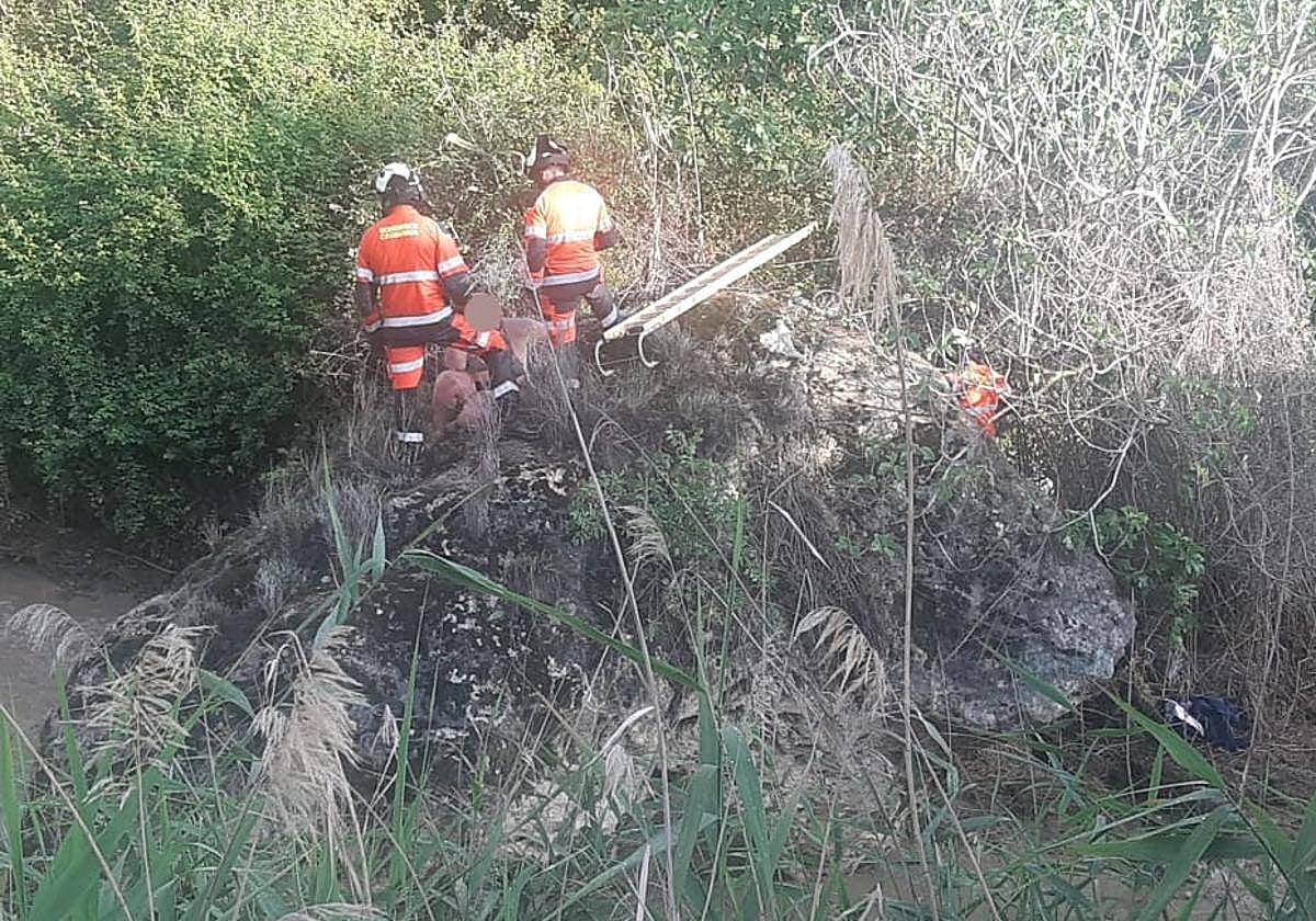 Los Bomberos de Guadix rescatan a tres bañistas que estaban a punto de ahogarse en una poza termal
