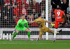 El Bilal Touré remata en la acción del gol que le marcó al Barcelona y que supuso la primera victoria de la UDA al conjunto azulgrana en su historia.