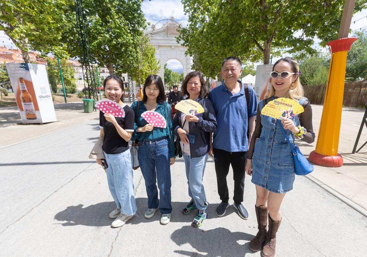 Los turistas también acuden a disfrutar del ferial de Almanjáyar.